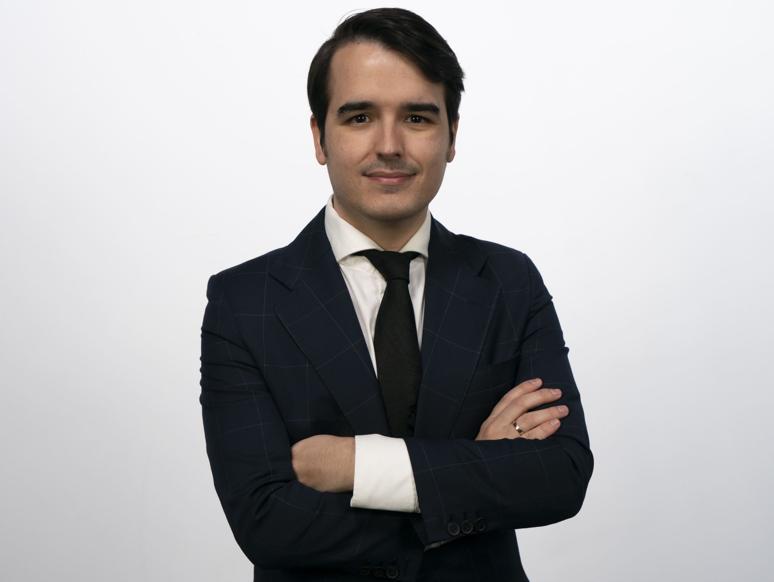 Diego Sánchez de la Cruz presenting trends in monetary policy and the rise of cryptocurrencies.