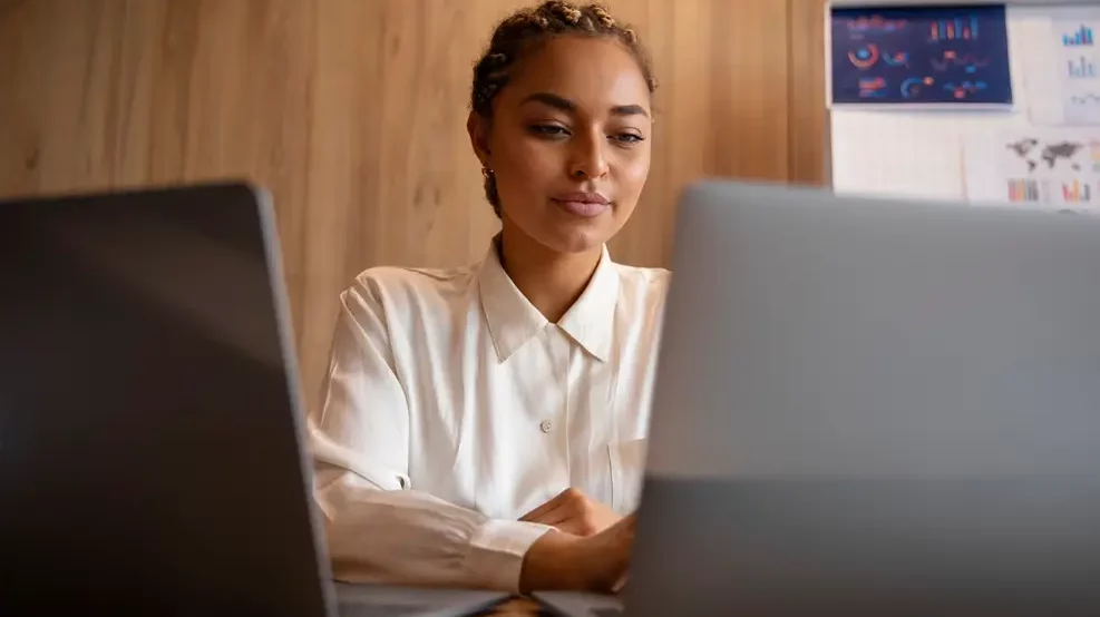 Westfield Business School, STEM Education, profesionales comparando MBA, Financial Analytics y Digital Marketing Analytics. Diferencias que orientan la elección