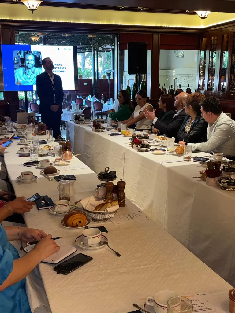 Executive leadership session at Westfield Business School in Mexico, where Pedro Gasca discusses organizational culture as a strategic advantage with business leaders and executives.