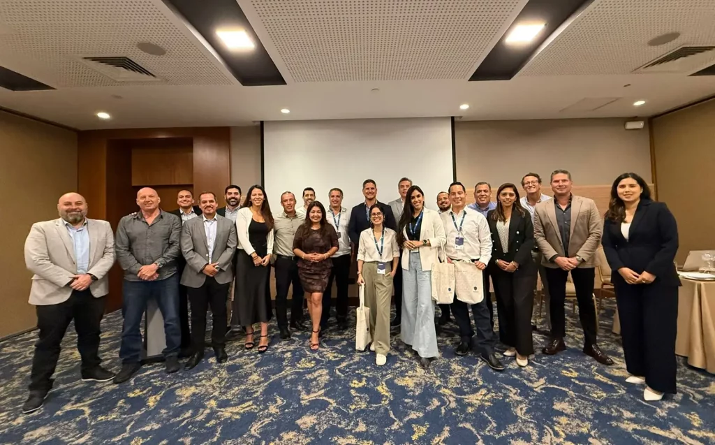 Ejecutivos y líderes empresariales participando en los encuentros de liderazgo de Westfield Business School en Latinoamérica.