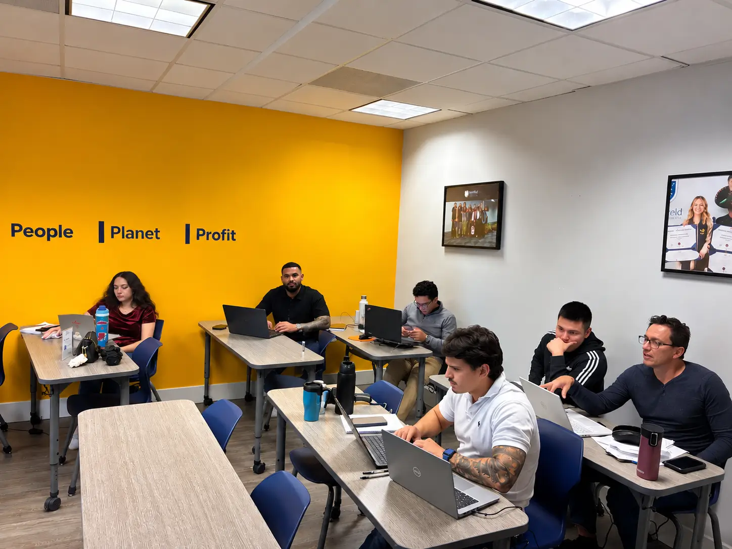 Estudiantes de la primera cohorte del Master in Financial Analytics de Westfield Business School durante una sesión presencial en Miami